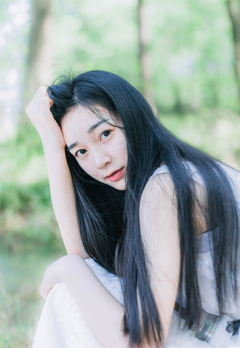 “诡计？”吕蒙翻了翻白眼，指了指周围道：“能有什么诡计？还是他们的人都在水底下埋伏着？这艘船吃水不深，里面就算有人，都不会超过十个，快去把船拖过来。”